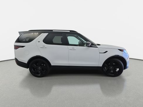 Certified 2024 Land Rover Discovery Metropolitan Edition image 4