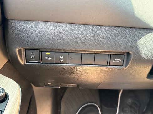 Used 2024 Toyota Venza XLE AWD/4WD image 27
