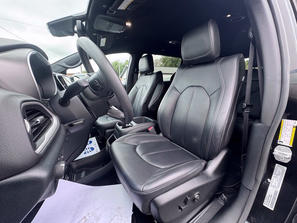 Used 2025 Chrysler Pacifica Select FWD image 16