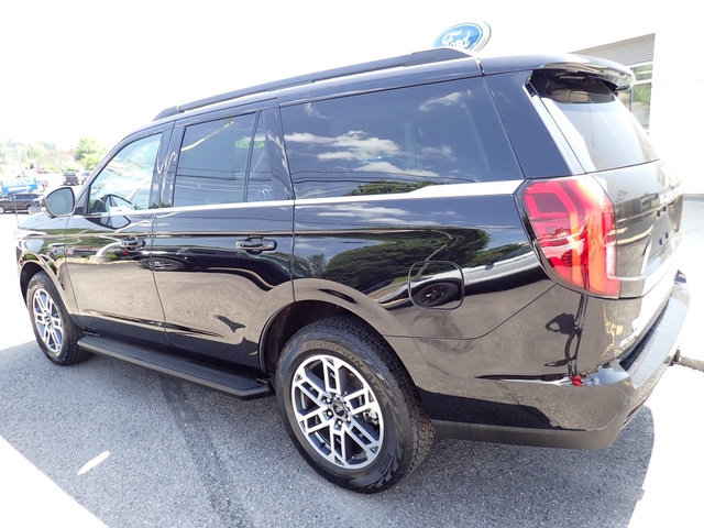 Used 2025 Ford Expedition Active AWD/4WD image 3