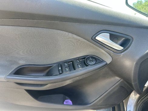 Used 2013 Ford Focus SE w/ SE Winter Pkg FWD image 18