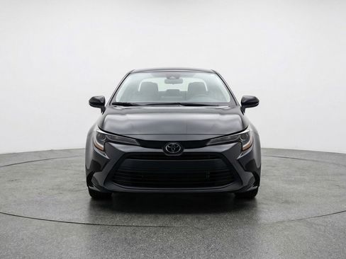 Used 2025 Toyota Corolla LE image 2