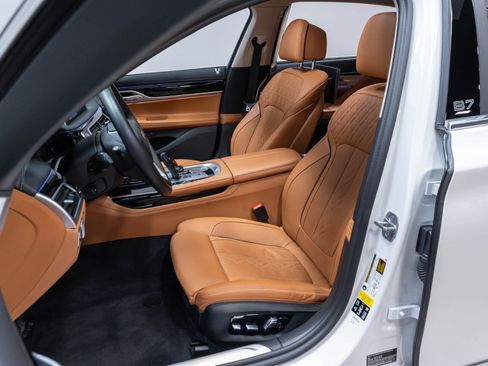 Used 2022 BMW ALPINA B7 xDrive AWD/4WD image 9
