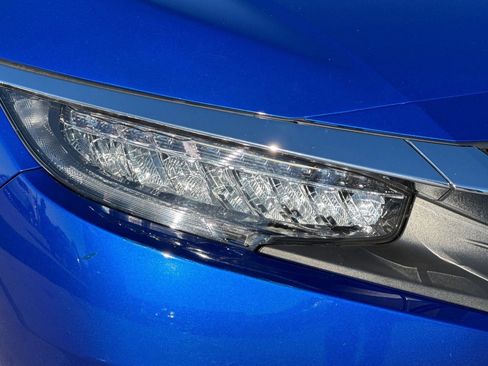 Used 2018 Honda Civic Touring image 9