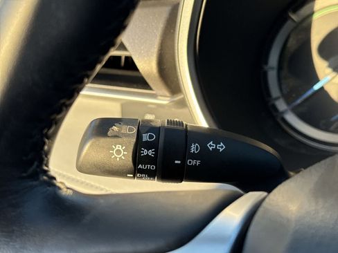 Used 2022 Toyota Highlander LE AWD/4WD image 33