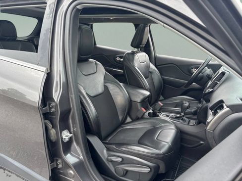 Used 2019 Jeep Cherokee Latitude Plus FWD image 26