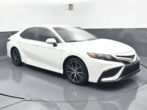 Used 2024 Toyota Camry SE FWD image 2