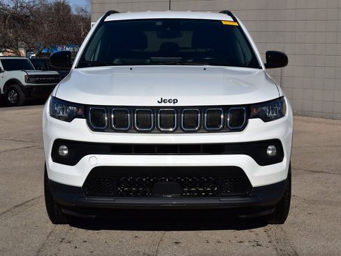Used 2022 Jeep Compass Latitude image 2
