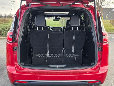 Used 2025 Chrysler Pacifica Limited image 36