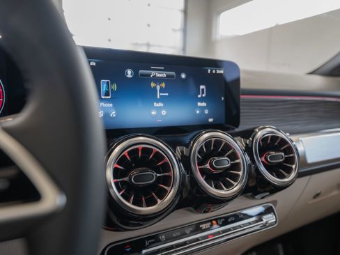 Used 2025 Mercedes-Benz GLB 250 4MATIC image 30