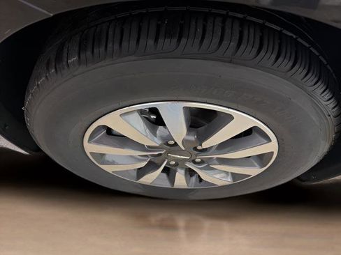 Used 2024 Chrysler Pacifica Select image 11