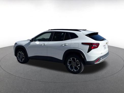 Used 2025 Chevrolet Trax LT w/ LT Convenience Package image 10