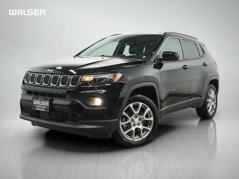 Used 2023 Jeep Compass Latitude AWD/4WD image 1