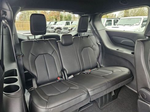 New 2026 Chrysler Pacifica Select image 16
