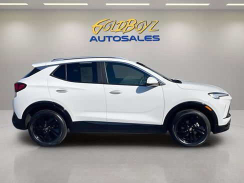 Used 2024 Buick Encore GX Sport Touring image 3