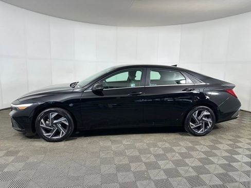 Certified 2025 Hyundai Elantra Limited image 36