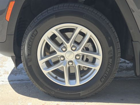 Used 2025 Jeep Grand Cherokee Laredo X RWD image 15