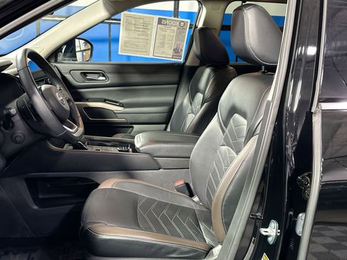 Used 2023 Nissan Pathfinder Platinum image 13