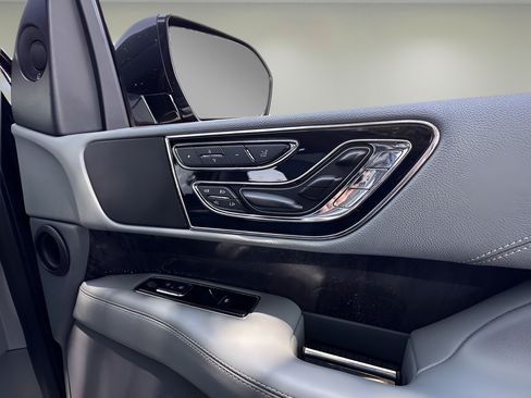 Used 2019 Lincoln Navigator Reserve AWD/4WD image 24