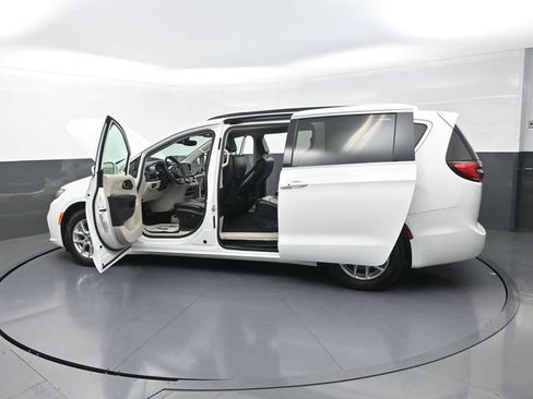 Used 2022 Chrysler Pacifica Touring-L FWD image 35