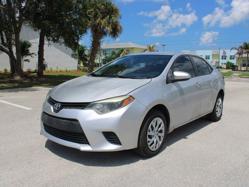 Used 2014 Toyota Corolla LE FWD image 2