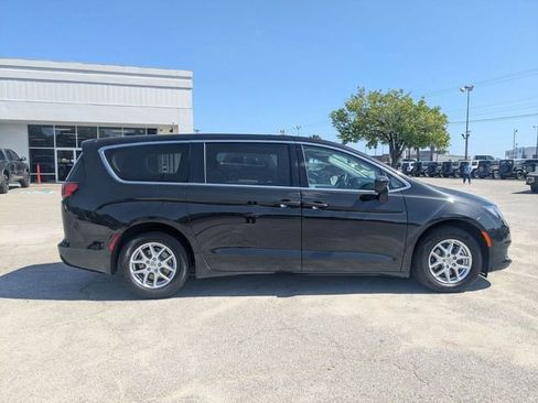 Used 2021 Chrysler Voyager LX FWD image 9