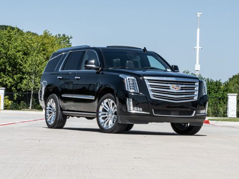 Used 2018 Cadillac Escalade Platinum AWD/4WD image 2