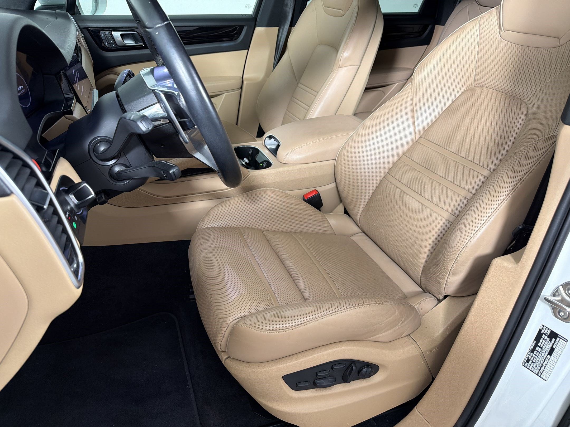 Certified 2023 Porsche Cayenne AWD/4WD image 5