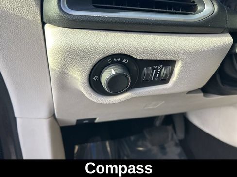 Used 2017 Chrysler Pacifica LX FWD image 34