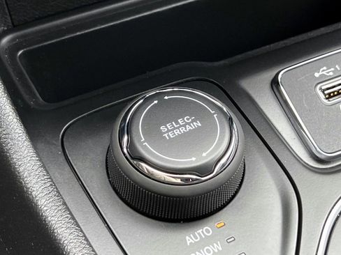 Used 2020 Jeep Cherokee Latitude Plus w/ Comfort/Convenience Group AWD/4WD image 35