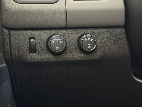 Used 2017 Chevrolet Colorado W/T AWD/4WD image 32