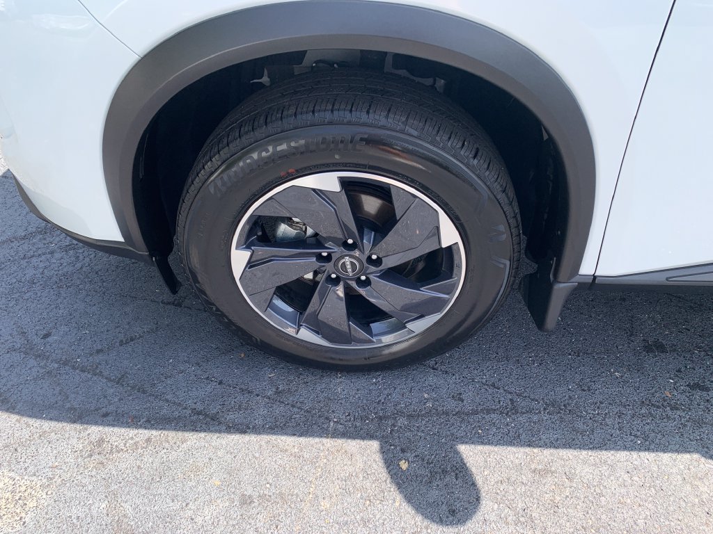 Certified 2025 Nissan Rogue SV FWD image 28