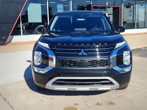 New 2025 Mitsubishi Outlander SE image 11