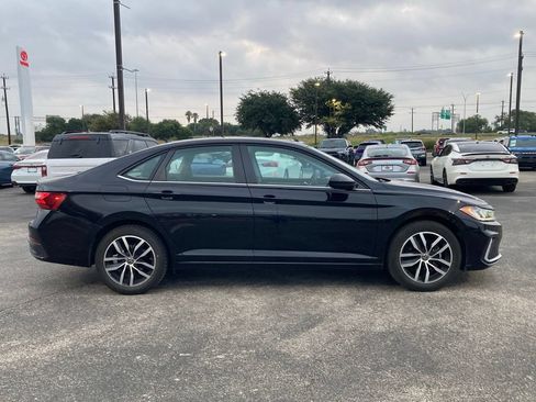 Used 2025 Volkswagen Jetta SE FWD image 4