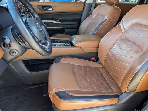 Used 2023 Nissan Pathfinder Platinum image 12