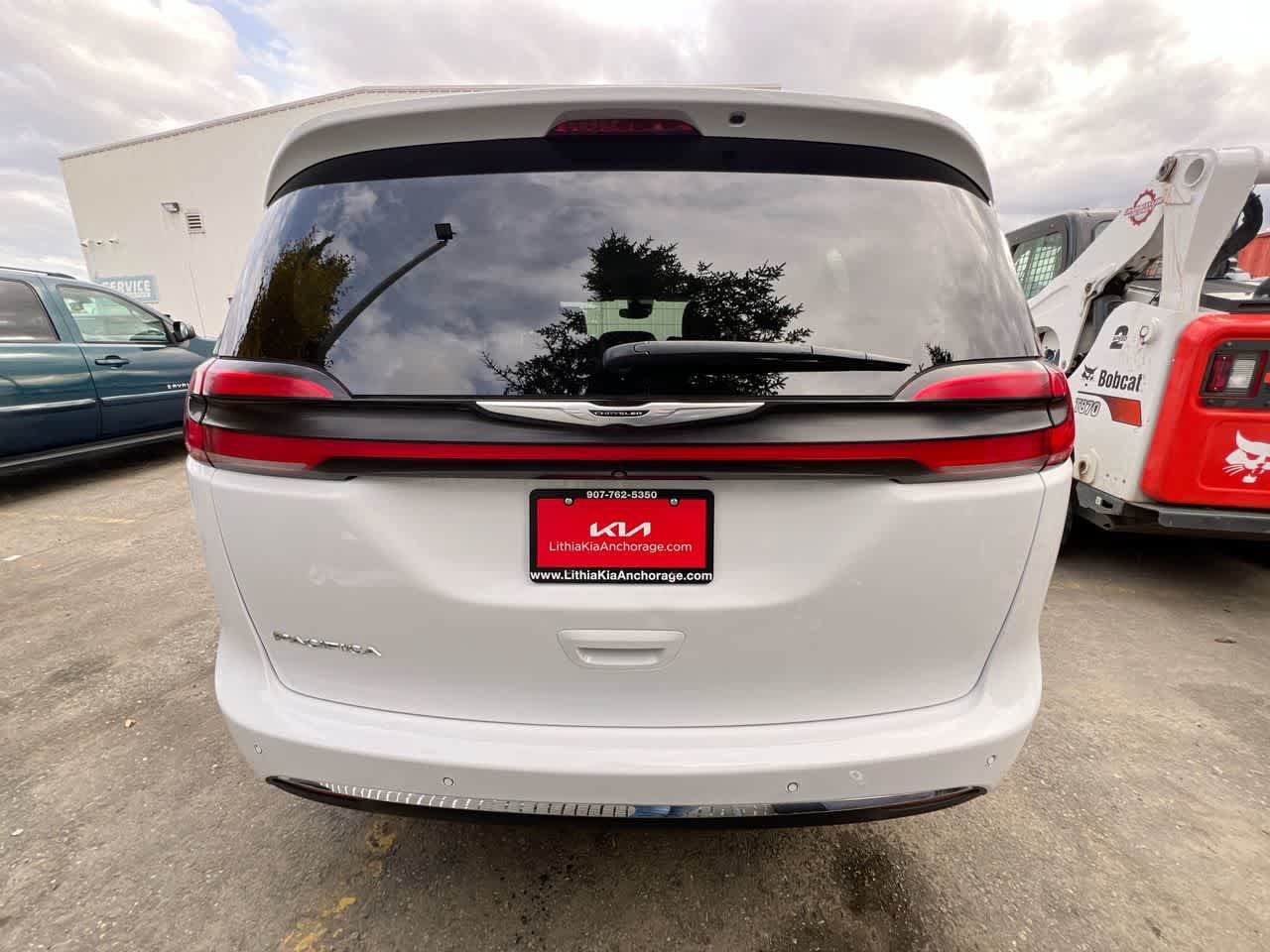 Used 2024 Chrysler Pacifica Touring-L FWD image 27