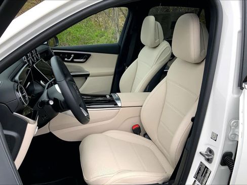 Used 2025 Mercedes-Benz GLC 300 4MATIC image 9