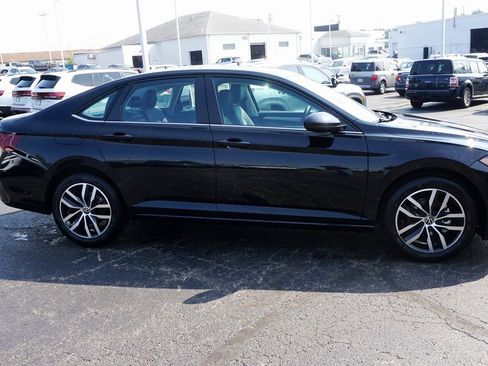 New 2025 Volkswagen Jetta SE image 3