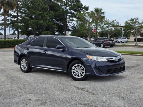 Used 2014 Toyota Camry LE FWD image 1