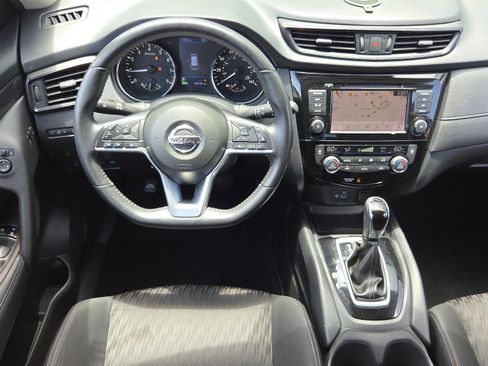 Used 2018 Nissan Rogue SV w/ Premium Package FWD image 11