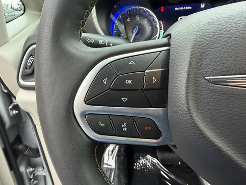 Used 2024 Chrysler Pacifica Touring-L image 27