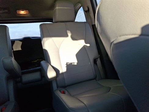 Used 2020 Toyota Highlander XLE image 20