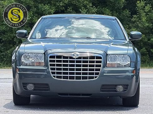 Used 2005 Chrysler 300 Touring RWD image 2