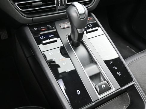 Certified 2025 Porsche Macan AWD/4WD image 21