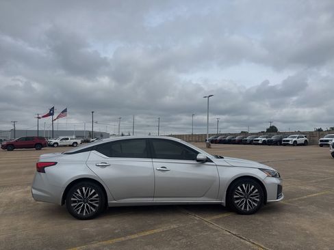Certified 2024 Nissan Altima 2.5 SV w/ SV Premium Package FWD image 19