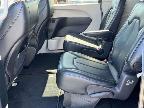 Used 2024 Chrysler Pacifica Touring-L FWD image 15