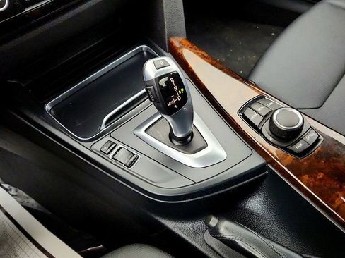 Used 2018 BMW 320i xDrive Sedan w/ Convenience Package AWD/4WD image 17
