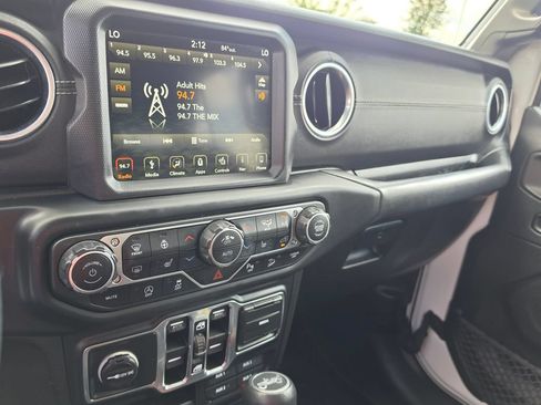 Used 2018 Jeep Wrangler Unlimited Sahara AWD/4WD image 28