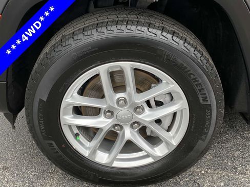 Used 2023 Jeep Grand Cherokee L Laredo image 9