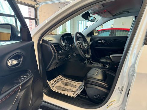 Used 2020 Jeep Cherokee Trailhawk w/ Comfort/Convenience Group AWD/4WD image 9